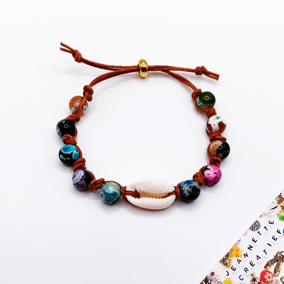 Jeannette-Creatief®- Kauri - Natuursteen/Kauri - Dames Armband - Natuursteen armband - Kauri Armband - Schelp armband - Schuifknoop - Bruine armband - Leren armband - Agaat - Kralenarmband Natuursteen - Schelpenarmband