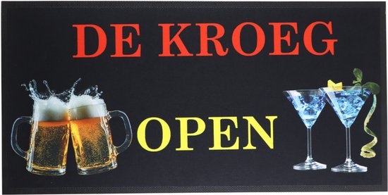 Zwarte barmat met rode tekst 'DE KROEG' en gele tekst 'OPEN', met glazen bier en martiniglazen.
