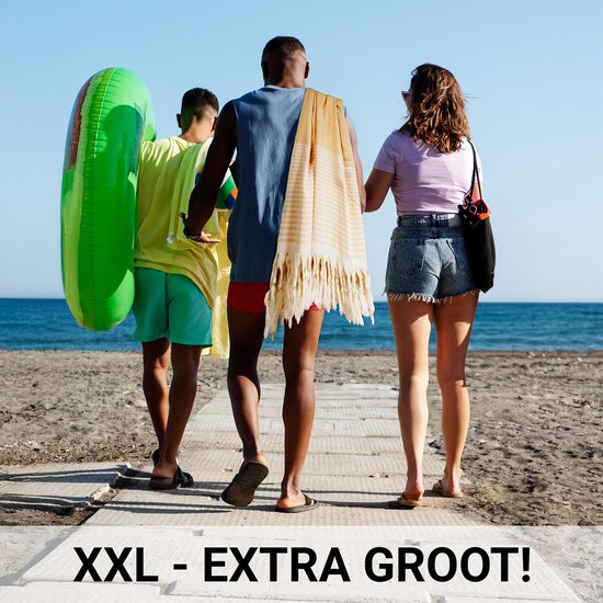 Drie personen lopen over het strand met een grote, geelgestreepte hamamdoek. XXL - EXTRA GROOT!