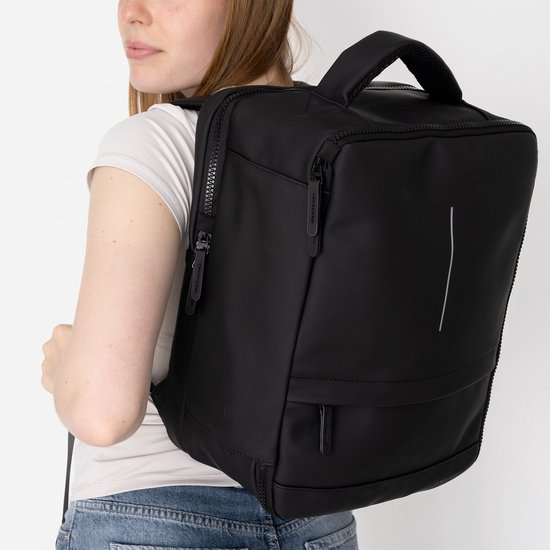 Vrouw met een zwarte rugzak op de schouder.