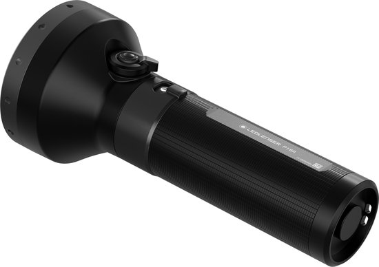 Zwarte Ledlenser P18R zaklamp, schuin van voren. Het handvat is geribbeld. LEDLENSER P18R is gegraveerd.