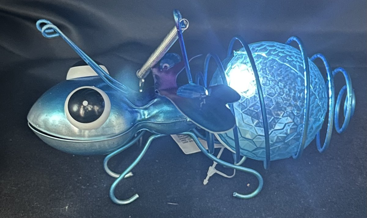 Metaal hangende solarlamp "Blauwe Vlinder met kraaltjes" - meerkleurig - met 1 LED - Hangend en Staand model - hoogte 12 x 16 x 11 cm - Tuindecoratie - Tuinverlichting