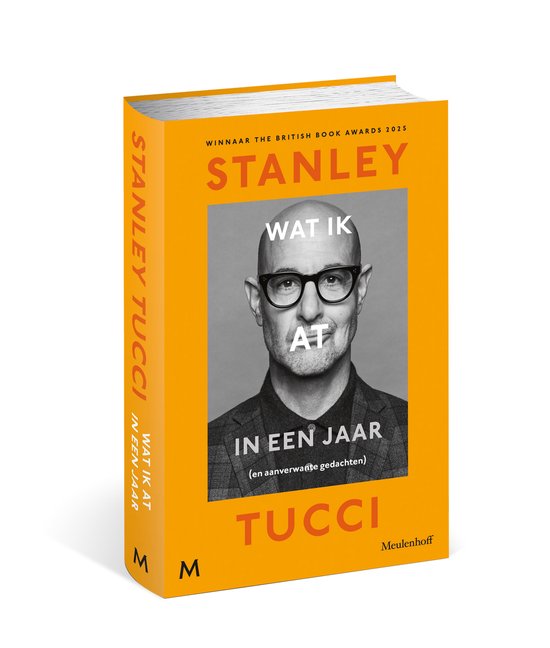 Een boek met een oranje kaft. De voorkant toont een zwart-witfoto van Stanley Tucci met bril en tekst.