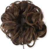 Een rommelig, donkerbruin haarstuk met golvend haar.
