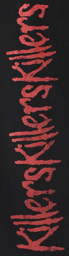 Detail van de rode, bebloede tekst 'Killers' op de mouw van een zwarte hoodie.