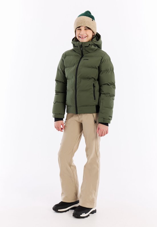 Meisje draagt een donkergroene pufferjas met capuchon, beige muts en een beige skibroek.