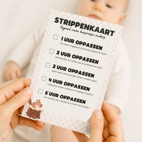 Strippenkaart 'tegoed voor kersverse ouders' vastgehouden door handen. Op de achtergrond een baby.