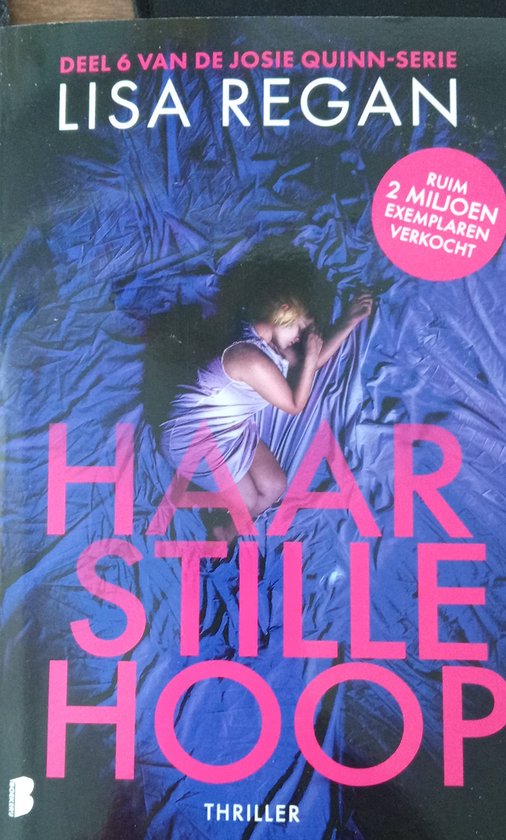 Couverture du livre 'Haar Stille Hoop' par Lisa Regan. Une femme est allongée sur un lit bleu. Texte : 'DEEL 6 VAN DE JOSIE QUINN-SERIE'.