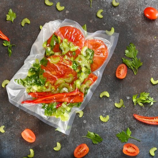 Vacuüm verpakte salade met tomaten, selderij en rode peper.