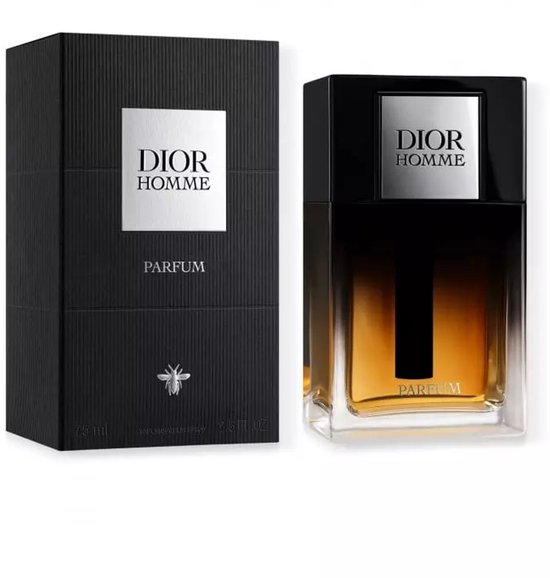 Dior Homme Parfum: een zwarte doos met een insectenlogo en een amberkleurige parfumfles met "PARFUM" erop.