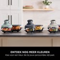 Drie grijze Ninja CRISPi apparaten in verschillende kleuren op een aanrecht.
