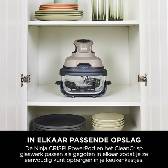 Grijze Ninja CRISPi met bak in een open keukenkastje.