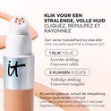 Close-up van de applicator van het 'DO IT ALL Radiant Concealer' flesje. Er komt een beige concealer uit.