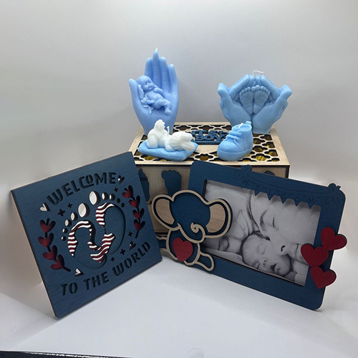 Luxe Welkomstcadeau voor Baby – Handgemaakte Geurkaarsen in Babyvorm, Houten Fotolijst en Wenskaart in Geschenkdoos – Perfect Kraamcadeau