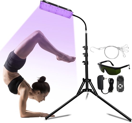 Vrouw in handstand onder een paarse lamp, op een standaard. Accessoires: bril, afstandsbediening, ophanghaken.