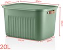 Groene opbergbox van 20L met deksel en bruine handgrepen. Afmetingen 35x25x28 cm.