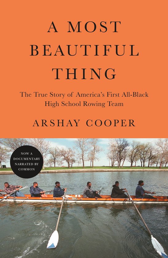 Boekomslag van 'A Most Beautiful Thing' met de tekst 'The True Story of America's First All-Black High School Rowing Team' en een foto van een roeiploeg.