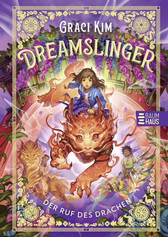 Een meisje zit op een vuurrode draak, omringd door bloeiende paarse bloemen en Aziatische architectuur. Titel: DREAMSLINGER Der Ruf des Drachen.