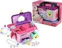 Roze glitter sieradendoos geopend. Sieraden, bedels en sleutels liggen erin. Op de achtergrond staat een doos met "FunLockets".