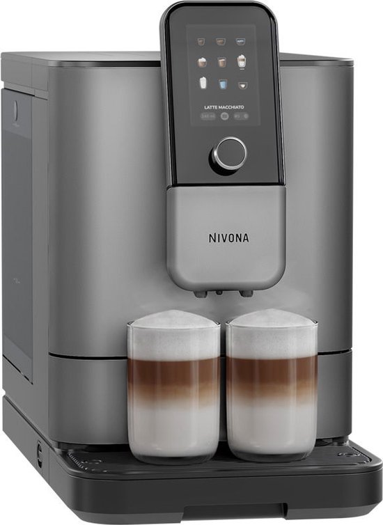 Grijze Nivona volautomaat met digitaal display, maakt twee latte macchiato's.