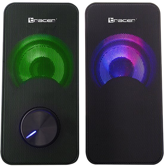 Zwarte Tracer luidsprekers, één met groene RGB-verlichting, de ander met paarse RGB-verlichting.