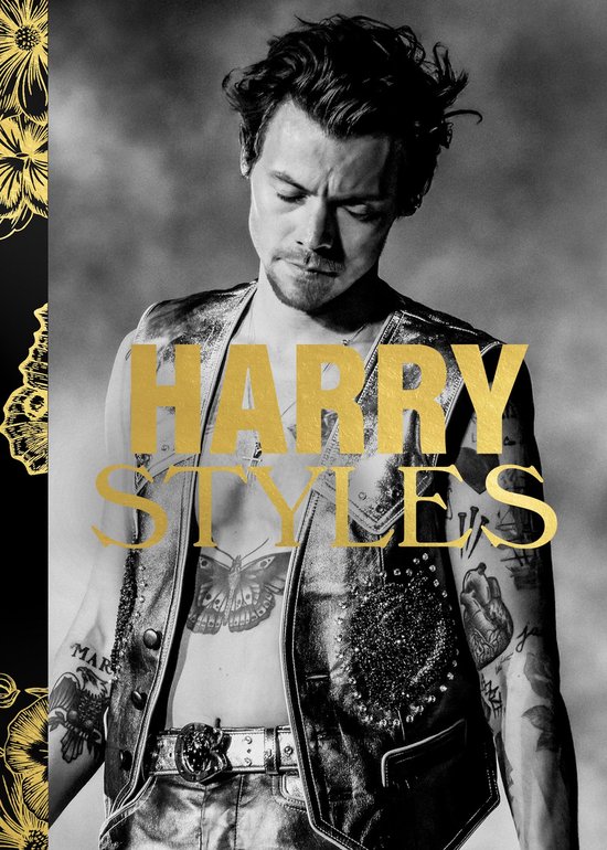 Harry Styles met een vlindertatoeage op zijn borst, gekleed in een zilveren vest met glitter.