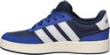 Zij aanzicht van een blauwe Adidas sneaker met witte strepen.