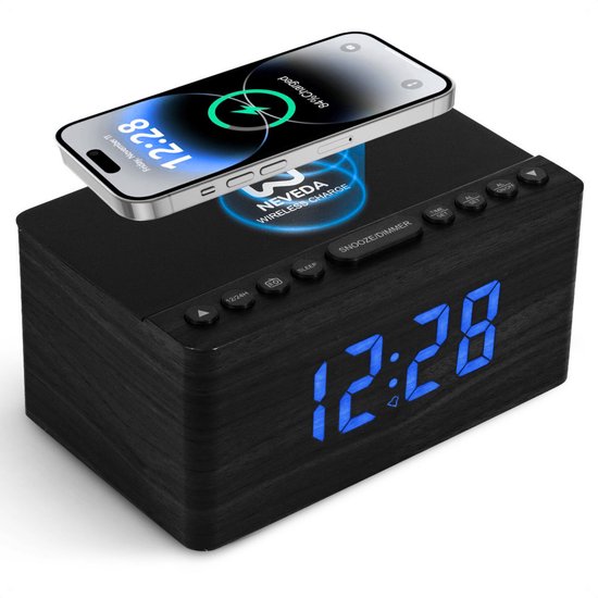 Zwarte digitale wekker met houtlook, smartphone met draadloze oplader erop.