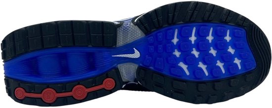 Zool van zwarte sneaker met blauwe en rode accenten en strategisch geplaatste noppen.