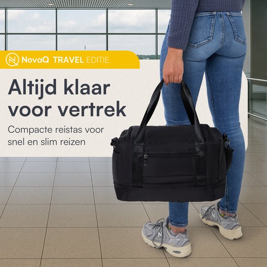 Vrouw in spijkerbroek draagt zwarte reistas in luchthaven, tekst 'Altijd klaar voor vertrek'.