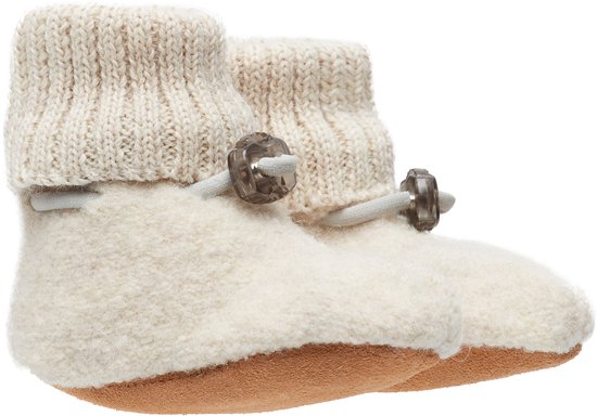Twee off-white wollen babyslofjes met gebreide boord en bruine knoopsluiting.