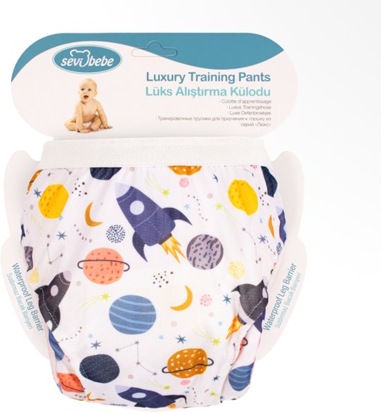 Luxe oefenbroekje 'Sevibaby Planet' met ruimteprint, verpakt met een babyfoto.