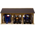 Houten landbouwloods met een blauwe machine, oranje tractor en blauwe tractor.