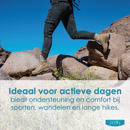 Persoon in outdoor kleding die over rotsen springt, met tekst: "Ideaal voor actieve dagen, biedt ondersteuning en comfort bij sporten, wandelen en lange hikes."