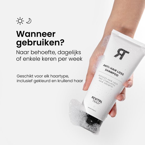 Een hand met schuim houdt de witte tube RevitalTrax Anti-Hair Loss Shampoo vast. "Wanneer gebruiken?" staat geschreven.