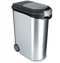 Zilverkleurige voedselcontainer met een zwart en grijs deksel, en twee wieltjes.