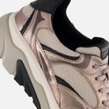 Close-up van een grijze Gabor sneaker met mesh en metallic details.