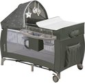 Donkergroen reisbedje met kap, speelgoedmobiel, commode en organizer.