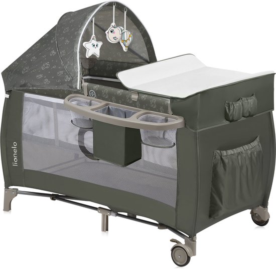 Donkergroen reisbedje met kap, speelgoedmobiel, commode en organizer.