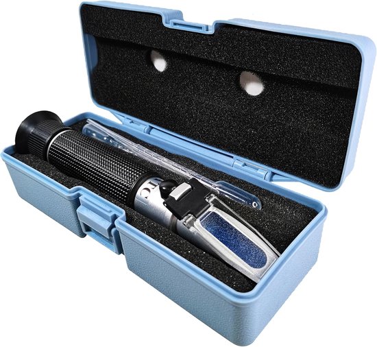 Zilveren refractometer met een blauwe behuizing en een pipet.