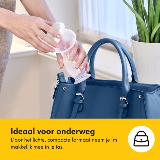 Vrouw legt Medela moedermelkcollector in blauwe handtas. Tekst: Ideaal voor onderweg, neem 'm makkelijk mee.