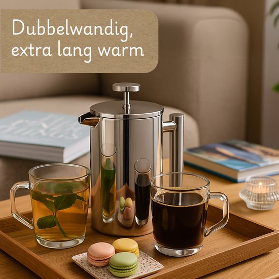 Roestvrijstalen koffiezetter met twee glazen met koffie en thee, macarons, en een waxinelichtje op een dienblad.