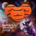 Drie oranje ballen met zwarte strepen en Dog Comets logo, op een achtergrond van de ruimte.