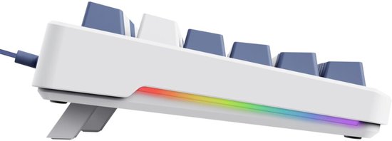 Zijaanzicht van wit gaming toetsenbord met RGB-verlichting aan de onderkant en verstelbare pootjes.