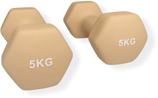 Twee beige 5kg halters met zeshoekige uiteinden, eenlos van elkaar op een witte achtergrond.