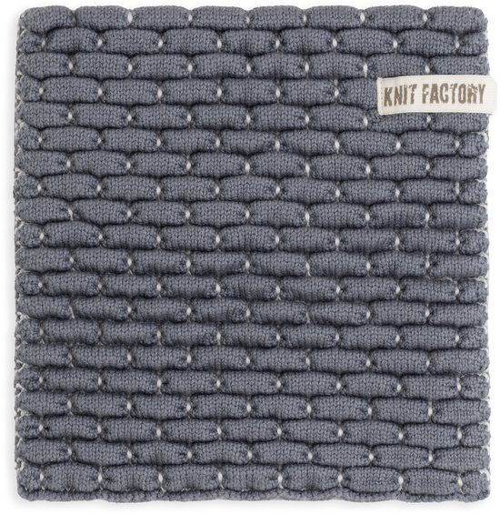 Grijze gebreide onderzetter met een gevlochten patroon en witte accenten. Label met 'KNIT FACTORY'.