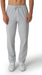 Man van voren, draagt een grijze joggingbroek met trekkoord, rechte pijpen en witte sneakers.