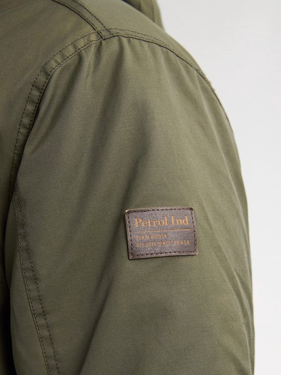 Detail van Petrol Industries logo op groene herenparka.