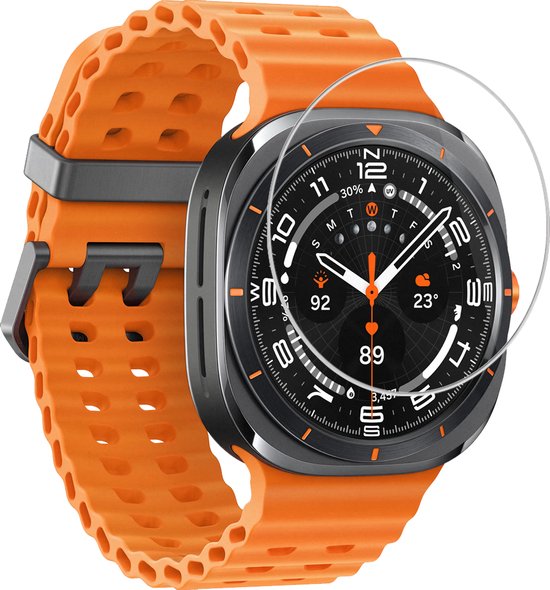 Een screenprotector wordt op een oranje Samsung Galaxy Watch Ultra gelegd, die de wijzerplaat beschermt.