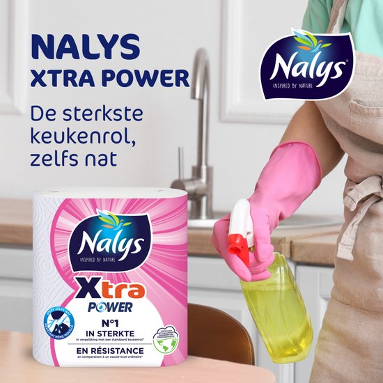 Un rouleau d'essuie-tout Naly's Xtra Power avec motif rose et blanc, à côté d'une femme portant des gants roses nettoyant une cuisine.